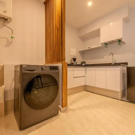Spectacular Views -prime Location-clock Tower *